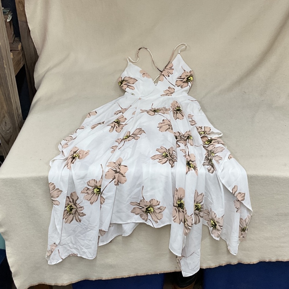 EUC Woman’s spaghetti strap Shareen collections dress with zipper down the back